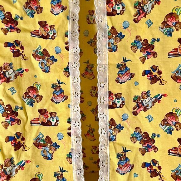 Vintage 60’s/70’s Diaper Stacker Hanger Yellow W Teddy Bear Print & Eyelet Trim. - Picture 2 of 8